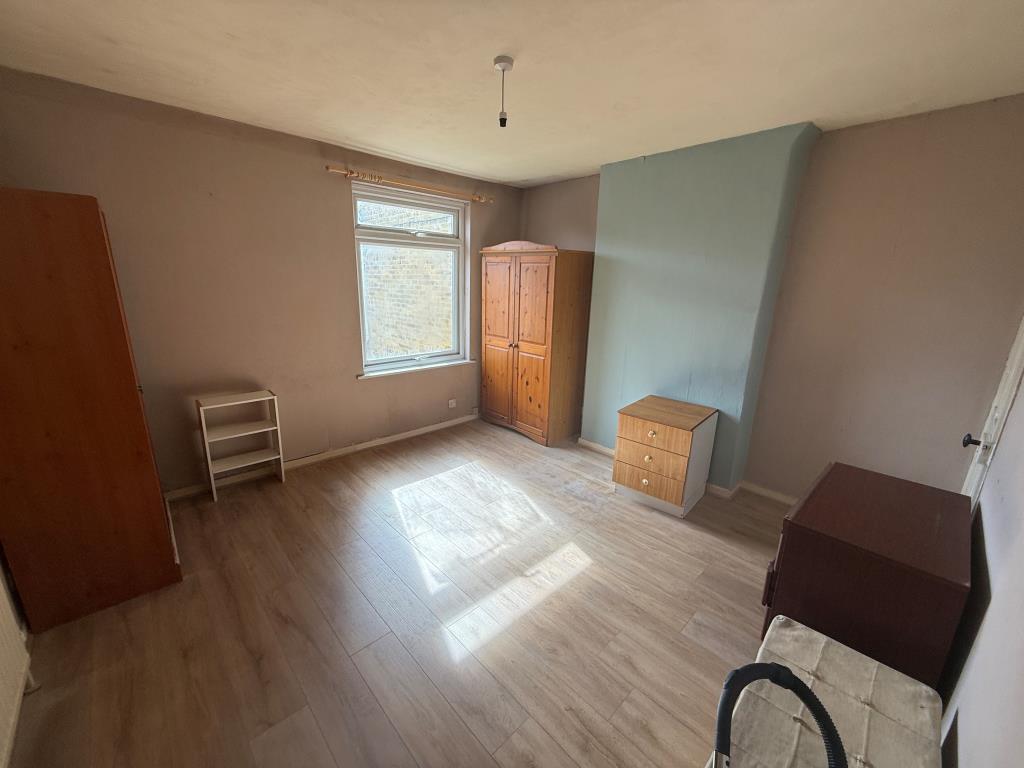 Lot: 71 - FREEHOLD TWO-BEDROOM TERRACE HOUSE - Bedroom